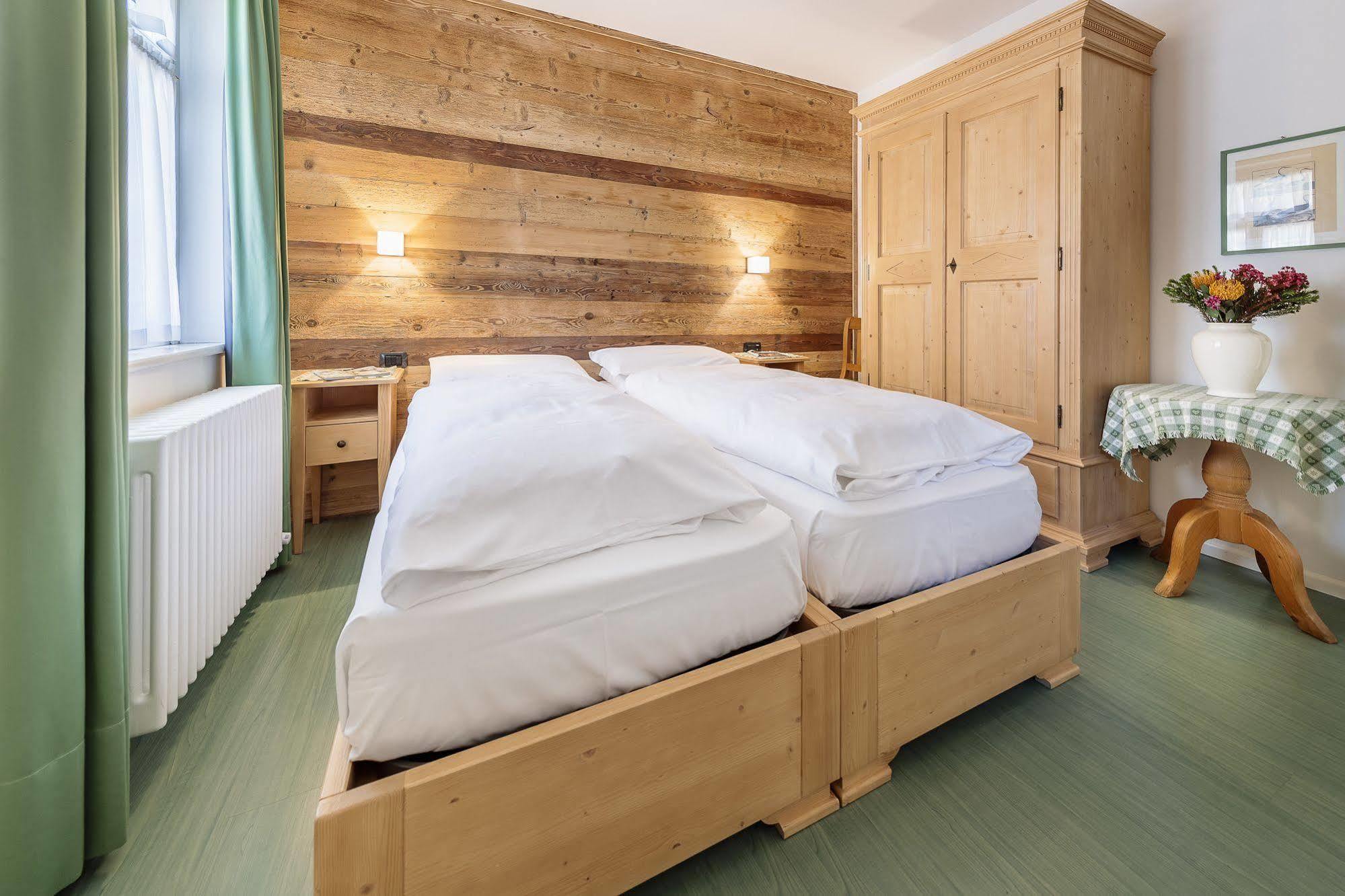 Hotel Oasi Кортина д'Ампецо Екстериор снимка