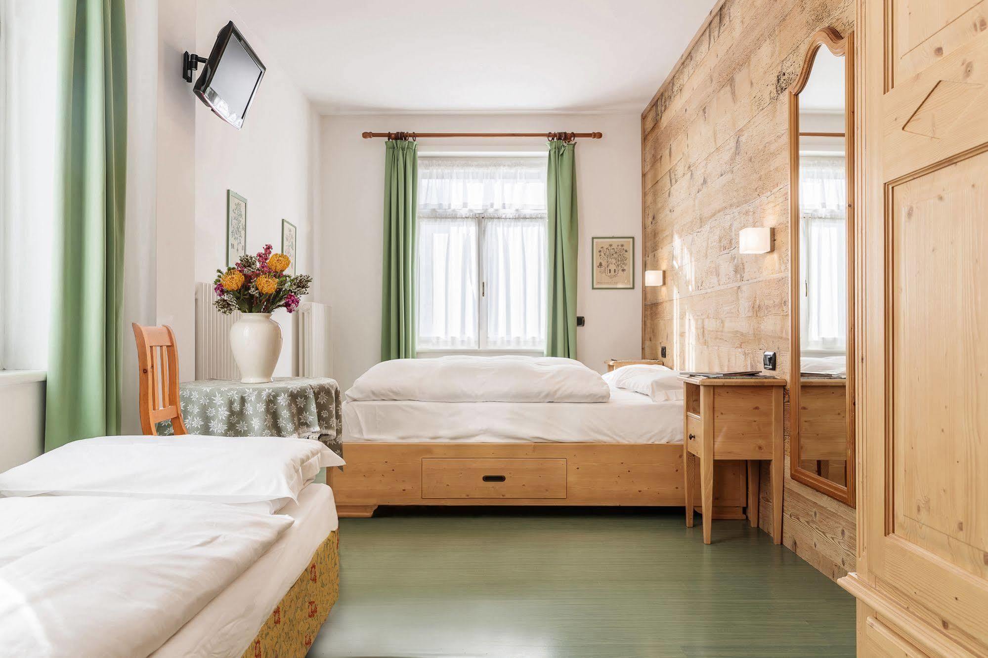 Hotel Oasi Кортина д'Ампецо Екстериор снимка